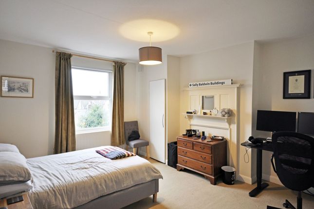 Upper Richmond Road West, London photo 4