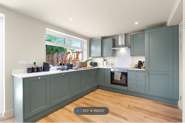 Westlea Avenue, Watford photo 2