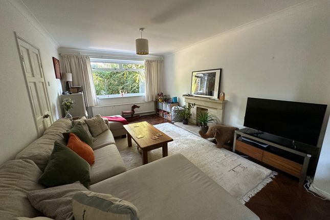 141, Gaston Way, Shepperton photo 3