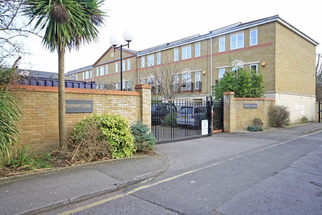 Flat to rent in Pulteney Close, Isleworth