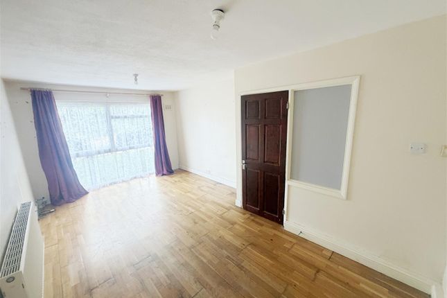 Flat 9, Rutland House, The Farmlands, Northolt photo 2