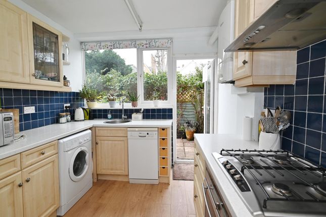 15, Belvedere Close, Teddington photo 3