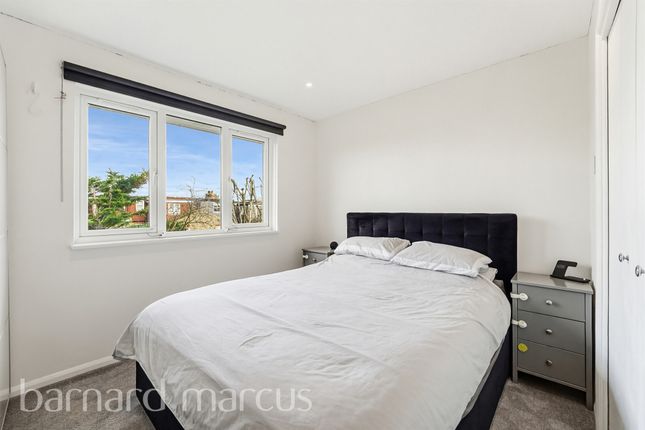 34, Crowthorne Close, London photo 4