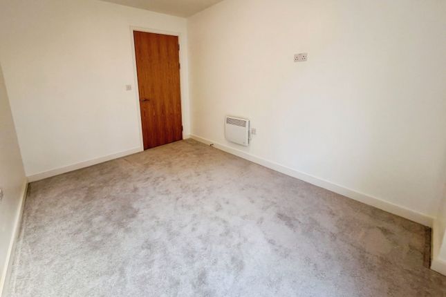 270, Grant Court, Salford photo 3