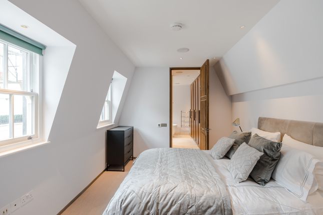 Mews house for sale in Upbrook Mews, London