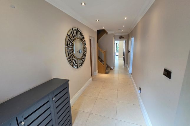 53, Wentworth Avenue, London photo 3
