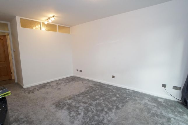 27 Bolton Court, Lister Lane, Bradford photo 4