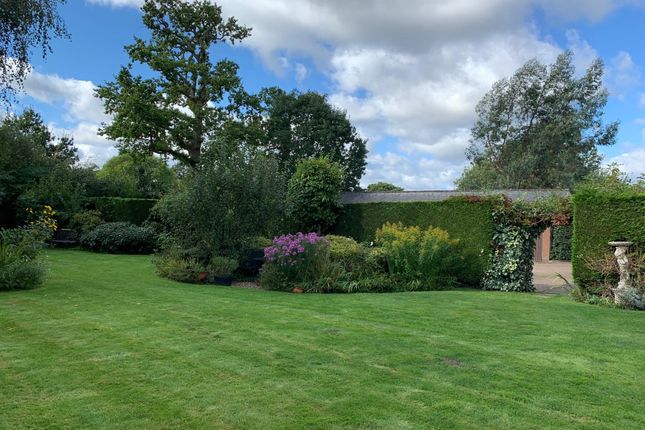 2 Parklands, Chiltern Avenue, BUSHEY photo 3
