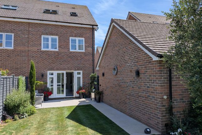 18, Edward Tompkins Lane, Barnham photo 4