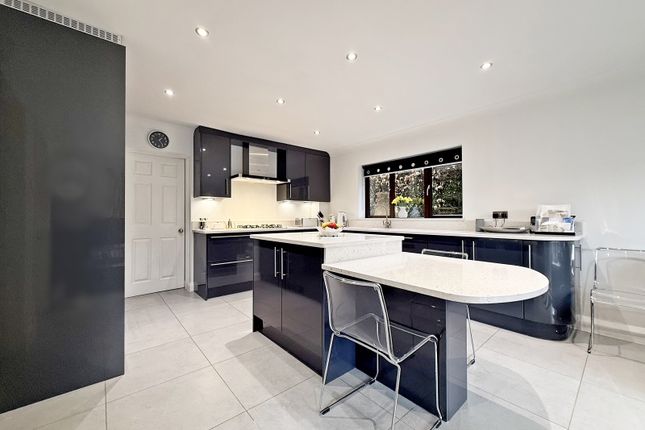 7, The Paddocks, Pontyclun photo 2