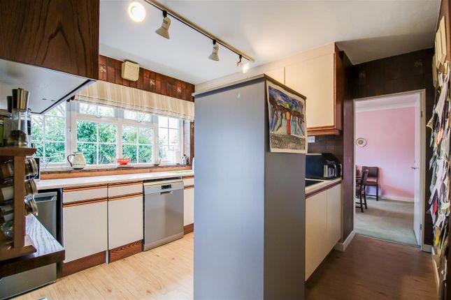 5, Woodthorpe Gardens, Wakefield photo 4
