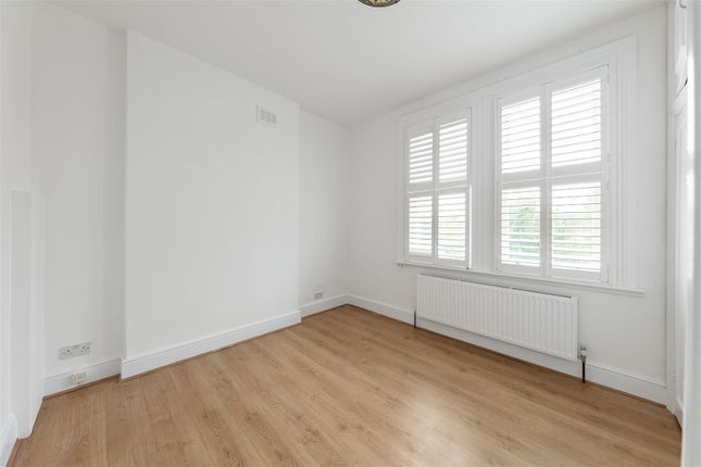 Flat D, 110, Thornlaw Road, London photo 4