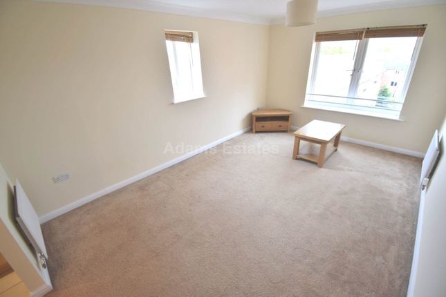 Flat to rent in Iliffe Close, Reading