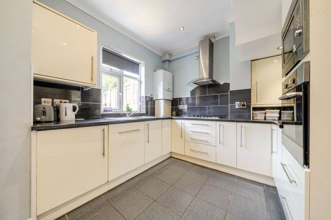 332, Wickham Lane, London photo 4