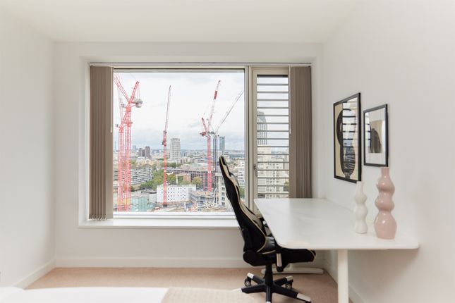 Flat for sale in Deacon Street, London