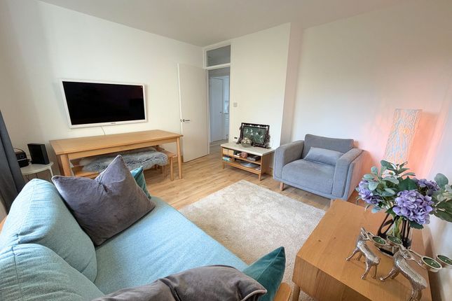 Flat 32, Abbots Court, Sale photo 4