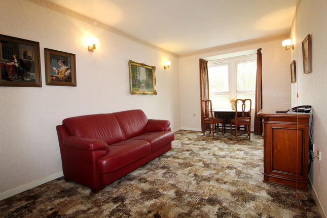 Flat 9 Highwood Court, Potters Lane, Barnet photo 2