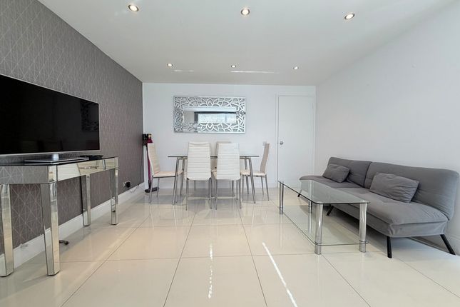 Thorndike Close, London photo 2
