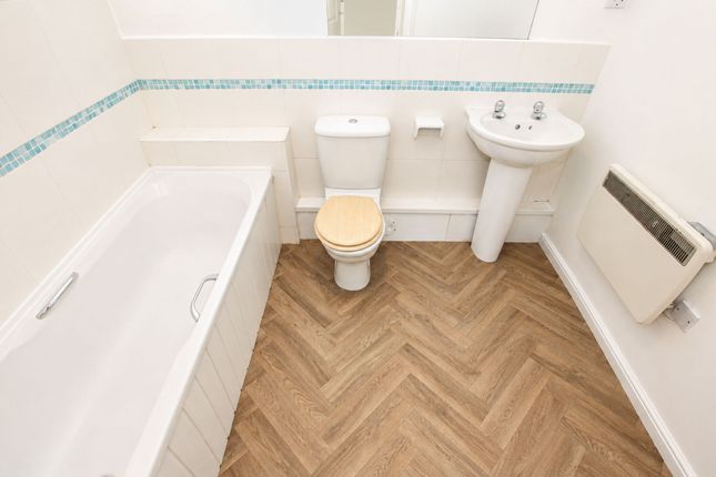 52 Gale Close, Littleborough photo 4