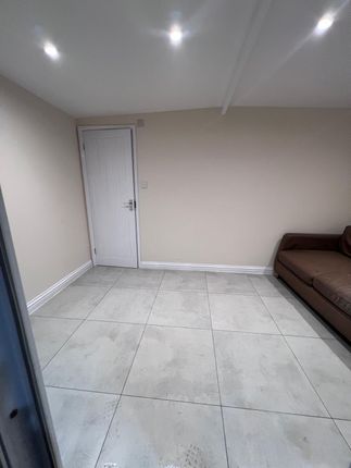 142, Faggs Road, Feltham photo 2