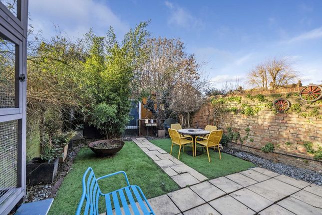 Flat for sale in Ridley Road, London