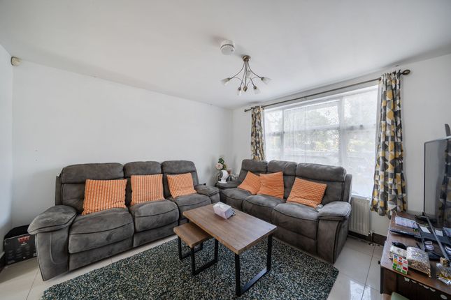 75 Courtenay Avenue, Harrow photo 3