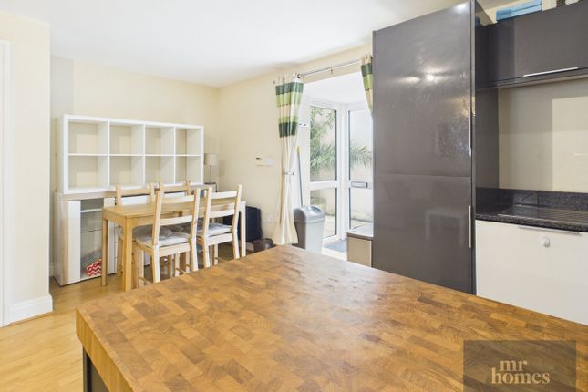 Flat 2, Crwys Court, 11 Crwys Road, Cardiff photo 4
