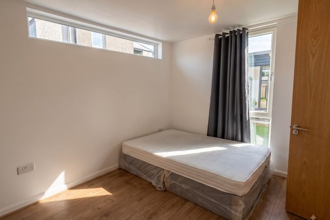 24, Bell Crescent, Manchester photo 5