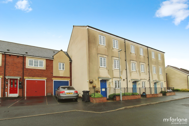 Thumbnail Town house for sale in Clapham Close, Swindon