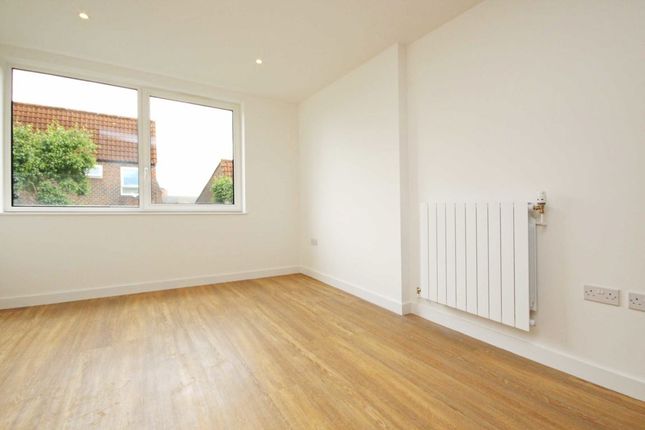 Flat 21, Cleveley Court, Ashton Reach, London photo 4