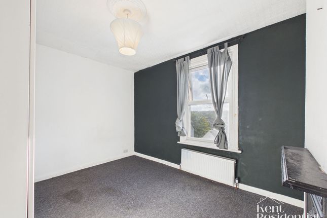 7 Upper Luton Road, Chatham photo 4