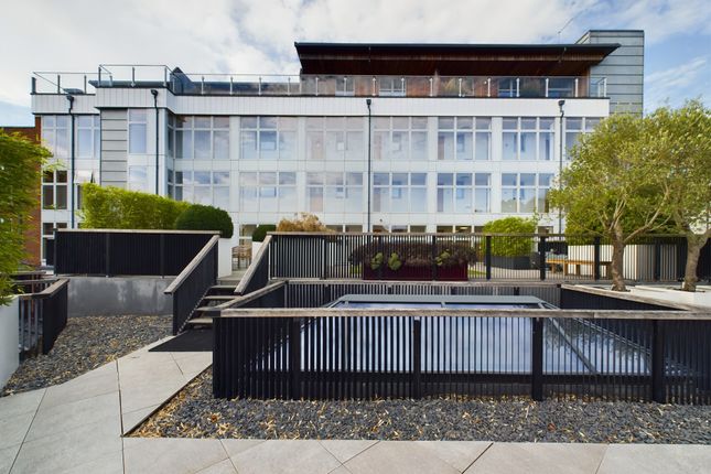 1-bed flat on 20 The Parliament, Amersham, £1,400/mo