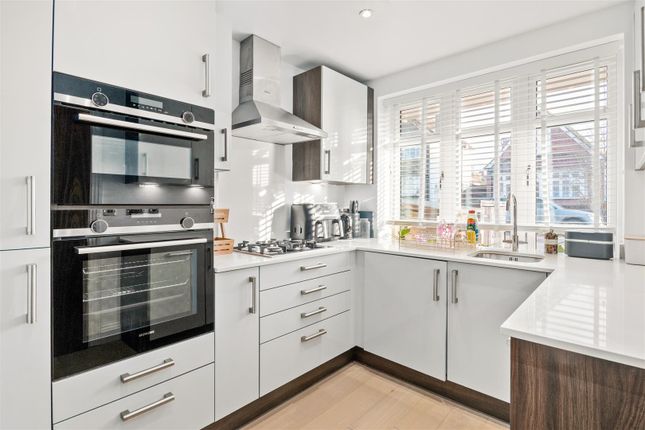 34, Florence Avenue, Morden photo 4