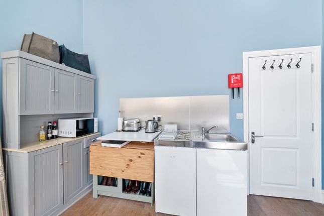 Earls Court Road - Room 8 with balcony, 231 Earls Court Road, London photo 4