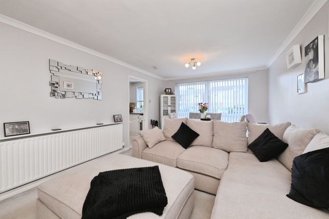 12, Danemead, Hoddesdon photo 4