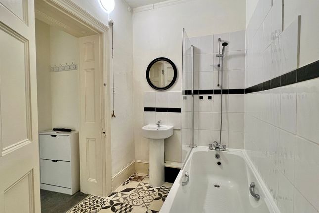 Flat 2c, Bishopsmead, Taunton photo 4