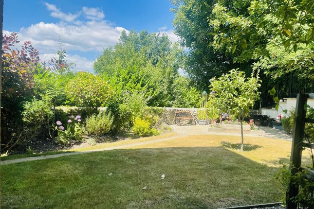 5, Minster Court, Axminster photo 2