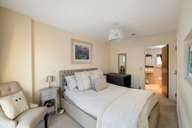 Town house for sale in Canalside, Redhill
