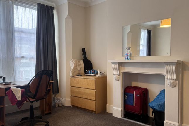 Room 5 29, Tennyson Road, London photo 5