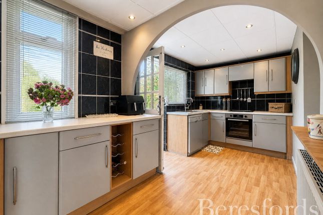 2, Woodstock Avenue, Romford photo 4
