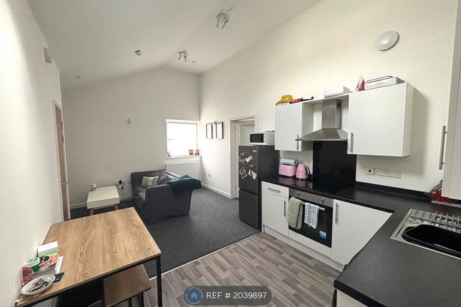Flat to rent in Jenner Street, Barry