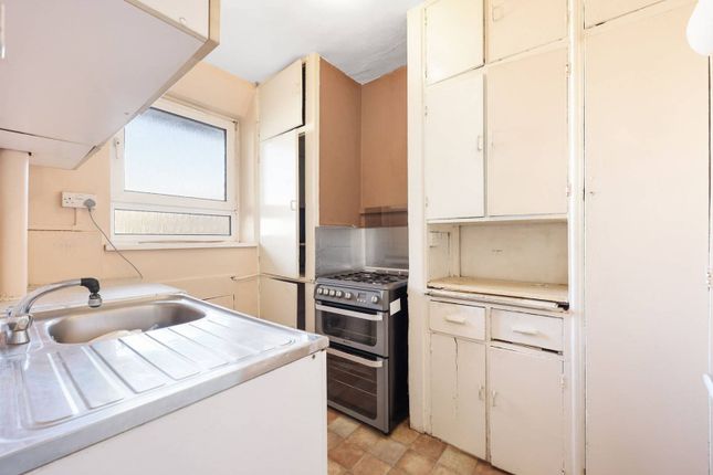 Thumbnail Flat for sale in Collingwood House, Bethnal Green, London