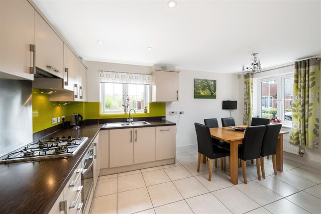 15, Field Bank, Horley photo 3