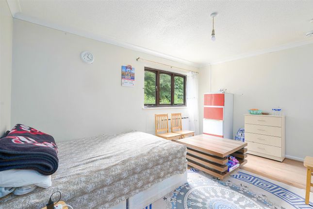 Flat 24, 16, Cornish Court, Bridlington Road, London photo 4