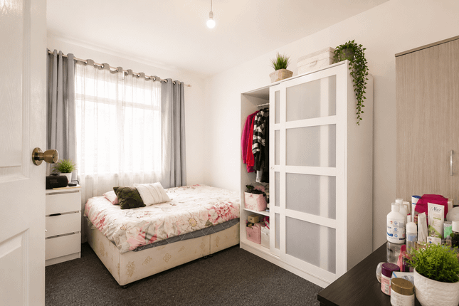 84 Cecil Avenue, Wembley photo 4