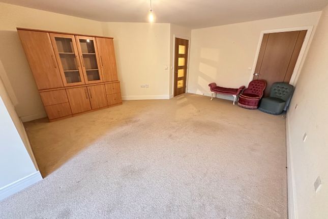1 Elliott Court, High Street North, Dunstable photo 3
