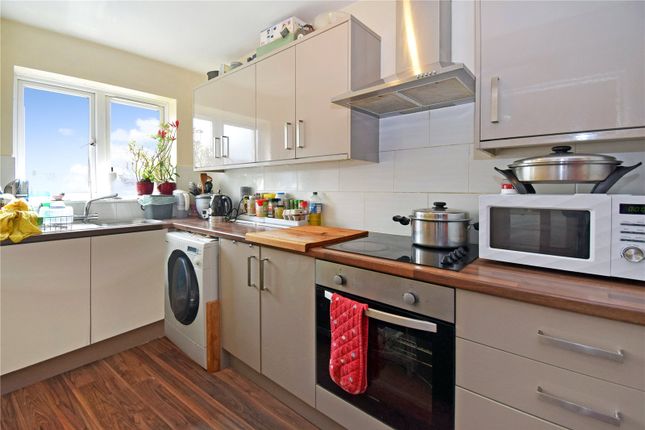 Thumbnail Flat for sale in Lincoln Court, Newbury, Berkshire