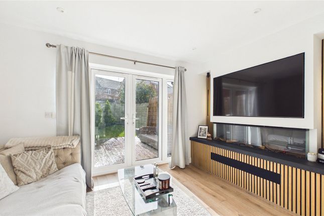 34, Waterers Way, Surrey photo 2