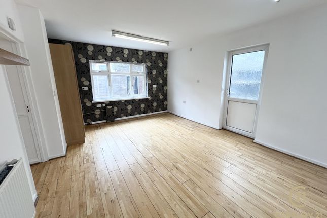 27, Orchard Avenue, HOUNSLOW photo 2
