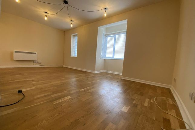 9, Trevose House, Slough photo 3